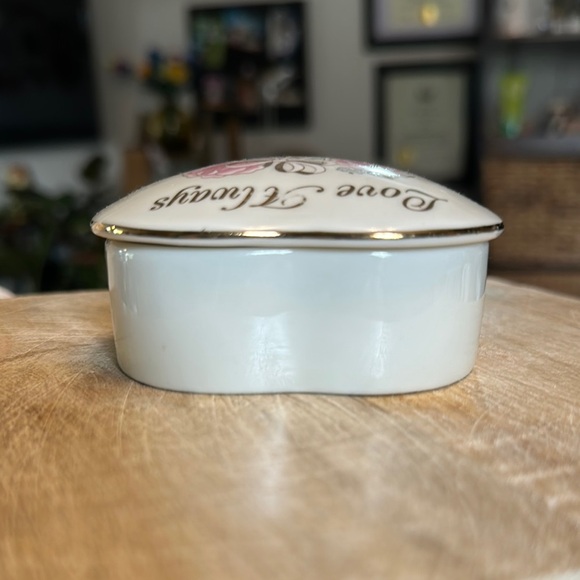 VINTAGE | Romantic Heart-Shaped Ceramic Jewelry Box with Floral Design - Picture 9 of 12